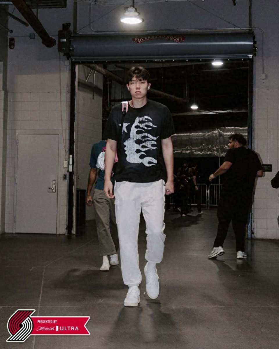 杨瀚森虽受背痛困扰仍获出场许可！主教练赛前谈及其状况：他上场可能性较低