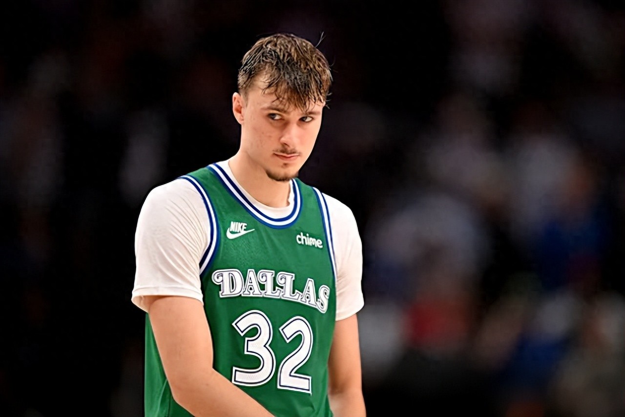 独行侠官方宣布弗拉格将缺席新秀赛！他在对阵太阳的比赛中扭伤了左脚，明天也无法出战湖人。