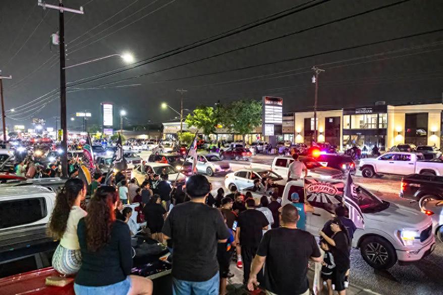哀痛!17岁马刺粉丝欢庆时跌落车外,已被确认脑死亡