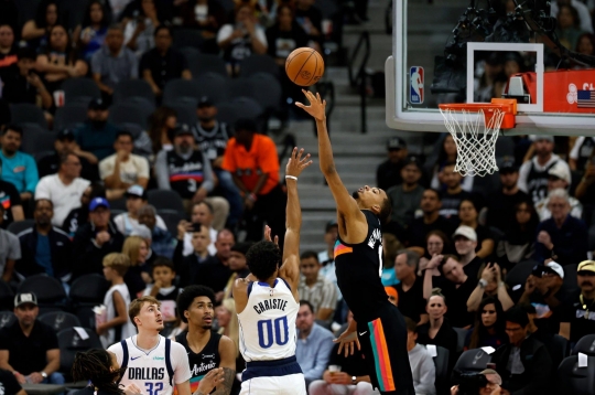 身高2.24米的篮球巨人只手遮天，在NBA荣获珍贵称号