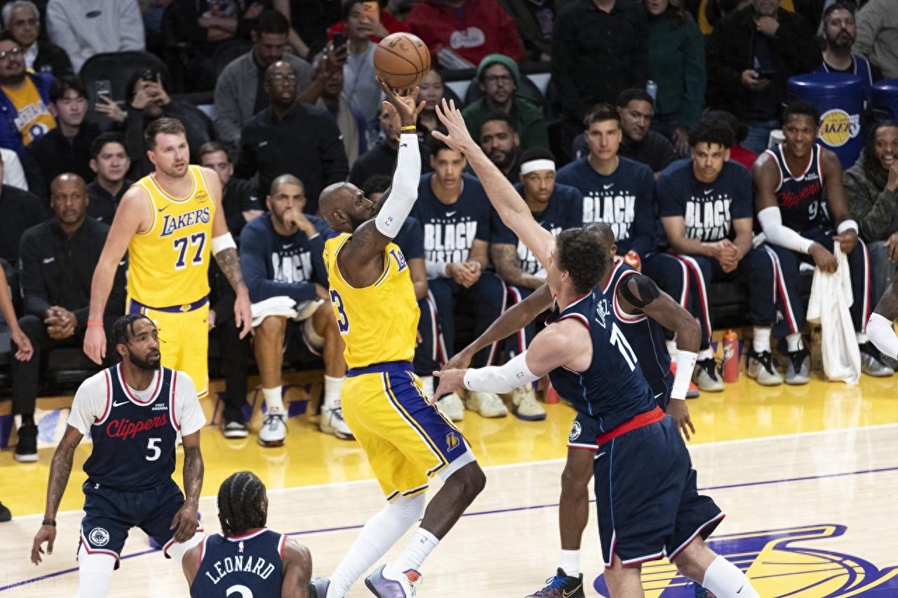 三位巨星闪耀赛场!东契奇砍下38分11助攻,詹姆斯贡献13分11助攻,里夫斯拿下29分,湖人艰难战胜快船