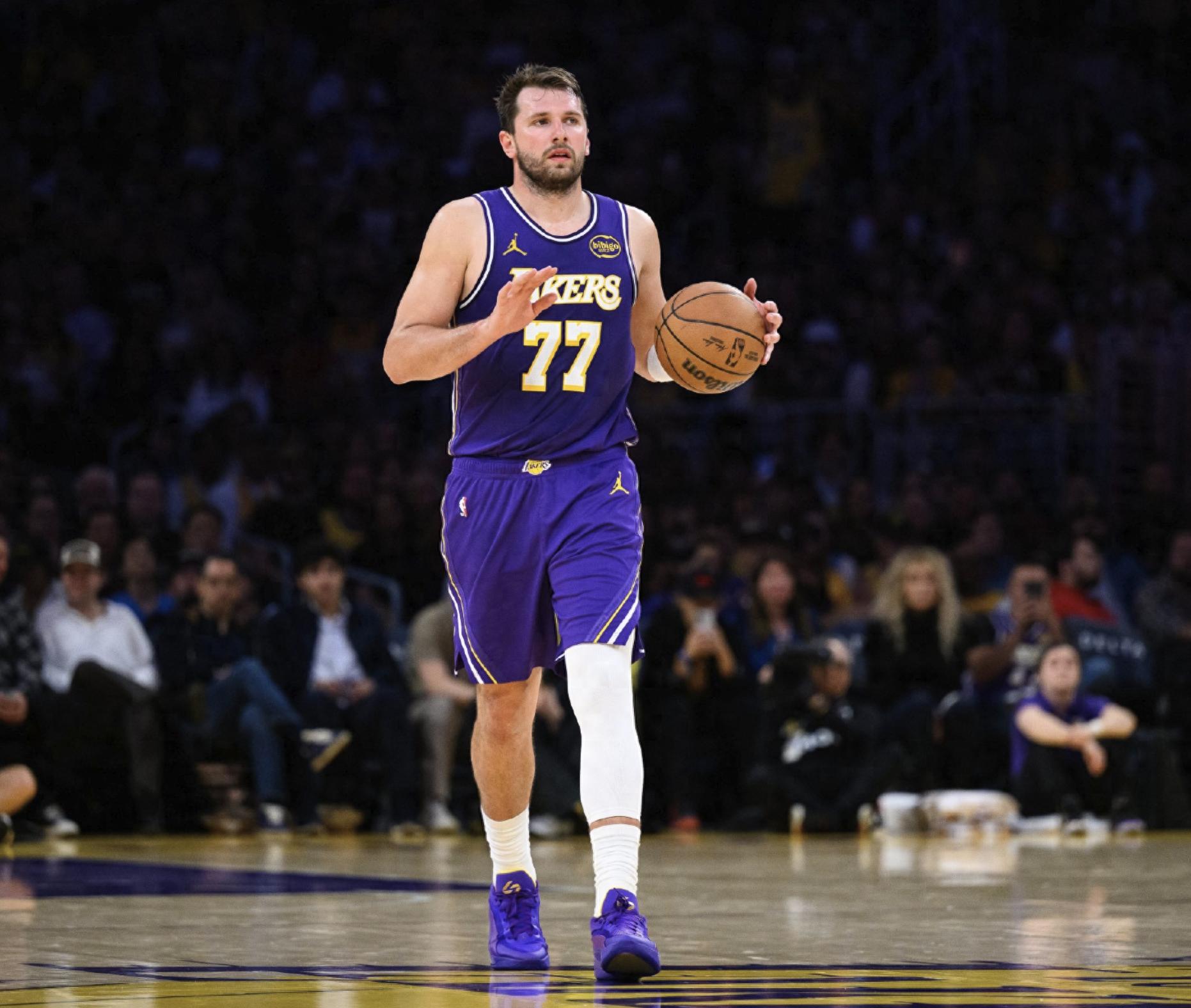 东契奇似乎遭到了NBA联盟的刻意对待，尽管数据表现最为出色，但在MVP排行榜上却从第二位滑落至第四位