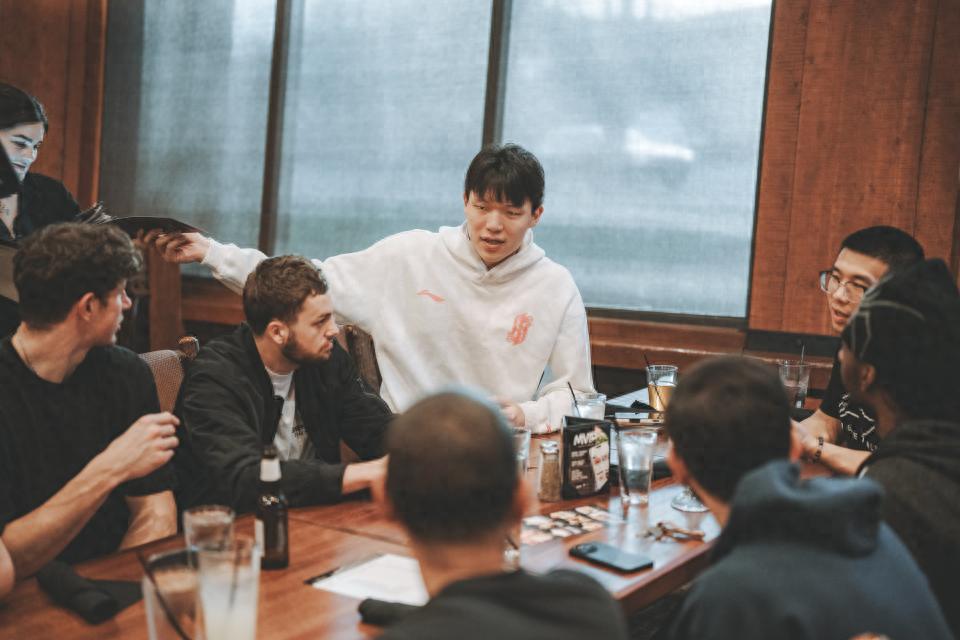 都是自家兄弟！杨瀚森招待混音队全员聚餐 与G联赛教练及队友们谈笑风生