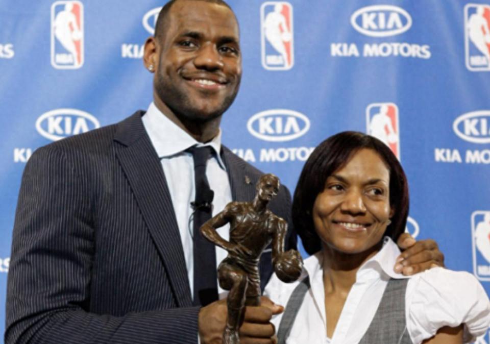 詹姆斯表示：母亲在十六岁时生下我，我奋斗的目标是为她购置一套带有储物间的住宅。