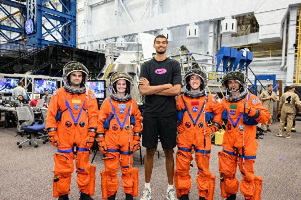 外星人般的存在！NASA祝贺文班亚马：无论在地球还是宇宙中，他的防守覆盖一切角落