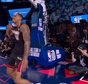 哇哦!霍华德重返赛场!等待了整整四年的NBA回归时刻。