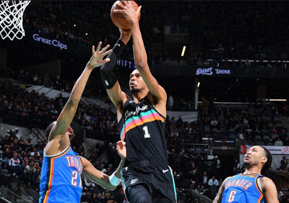 马刺四次击败雷霆！文班亚马贡献22分14篮板，约翰逊砍下25分，多名主力如亚历山大缺阵