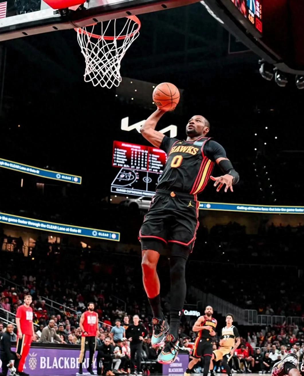 库明加离开勇士后的首场比赛，他笑容满面。