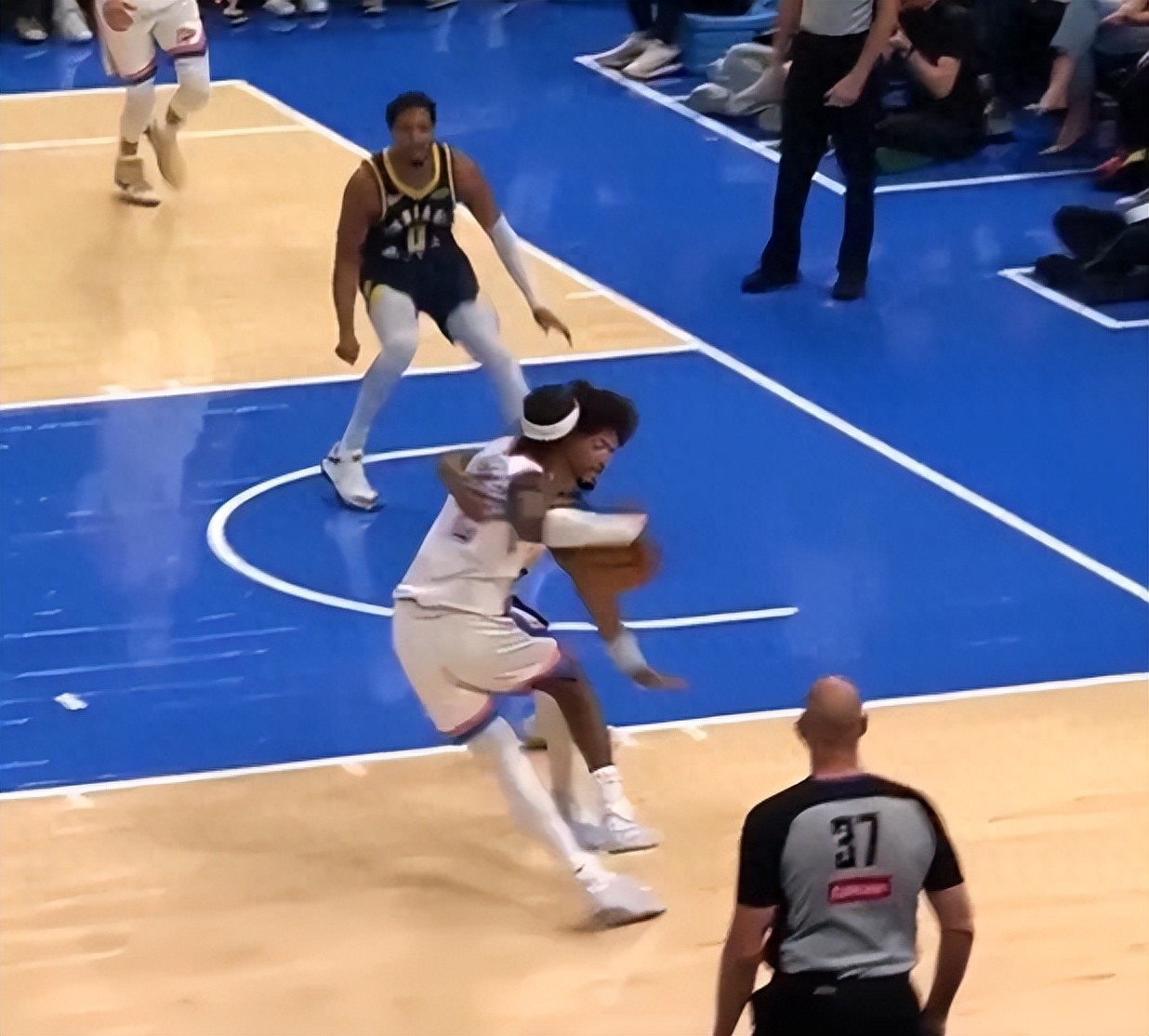 NBA新政亮相标志性一幕!亚历山大的招牌动作被吹罚。