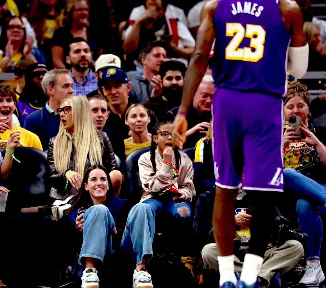 WNBA女球员目不转睛地望着詹姆斯,眼神中满是倾慕