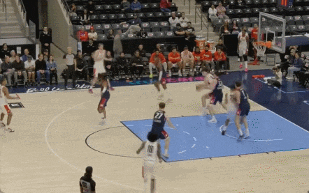 状态火热！16投14中！日本男篮核心评价杨瀚森