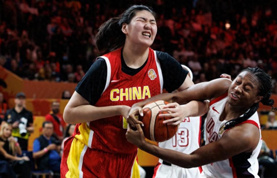 美国女篮热议张子宇：身高优势明显，手感细腻，若持续进步有望登陆WNBA
