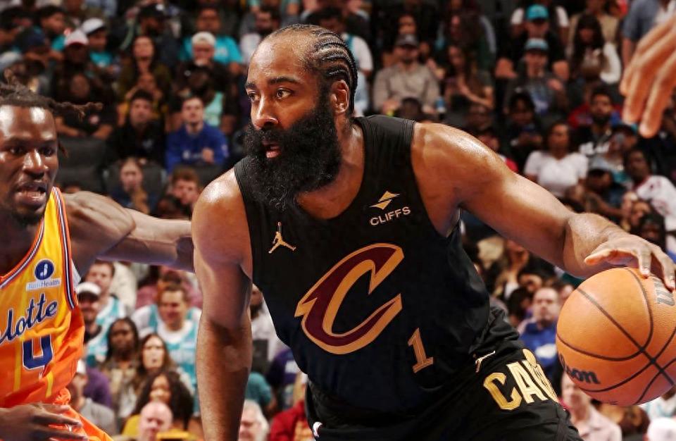 米切尔砍下32分,哈登贡献18分8助攻!骑士豪取七连胜力克黄蜂,克努佩尔拿下33分