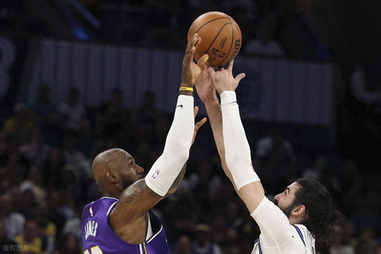 独占历史首位！詹姆斯出战1612场 肯纳德三分绝杀 湖人险胜魔术