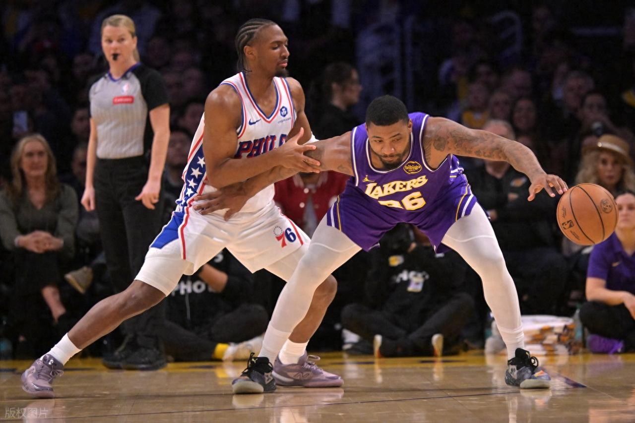 东契奇受伤离场,詹姆斯状态低迷,里夫斯砍下35分,湖人终结76人五连胜