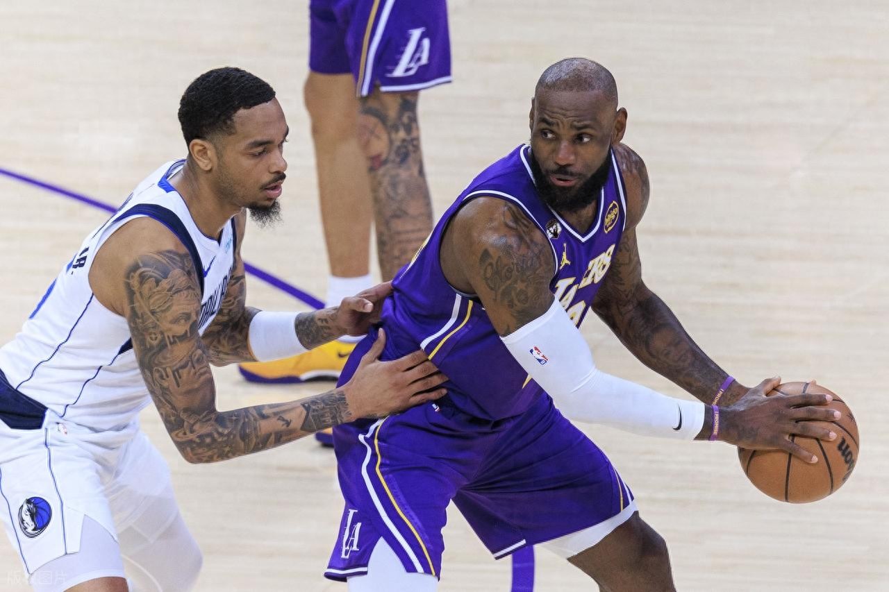 赛季首个三双！詹姆斯贡献28分10篮板12助攻，湖人轻松击败独行侠，送对手九连败