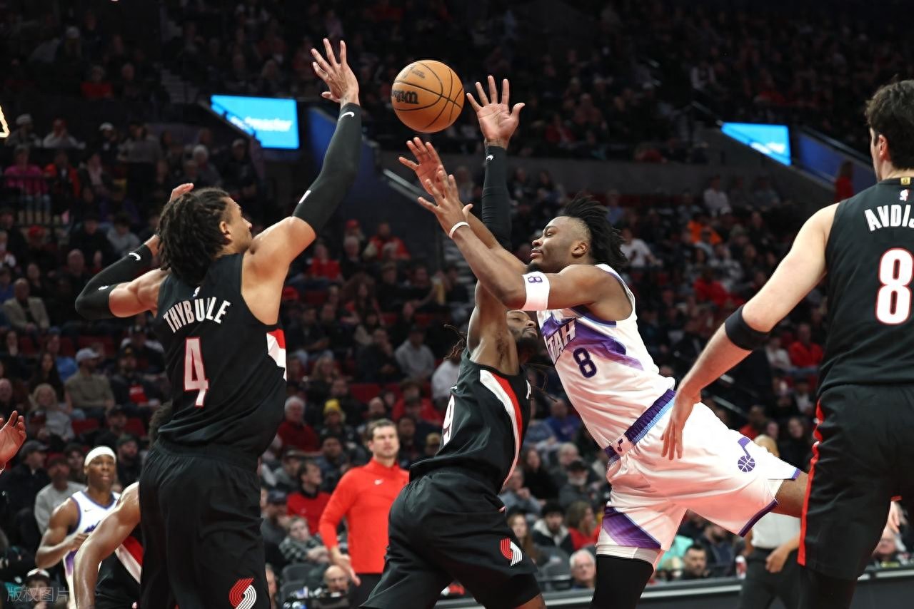 杨瀚森在第四节末段被召回登场49秒，开拓者实现18分逆转战胜爵士