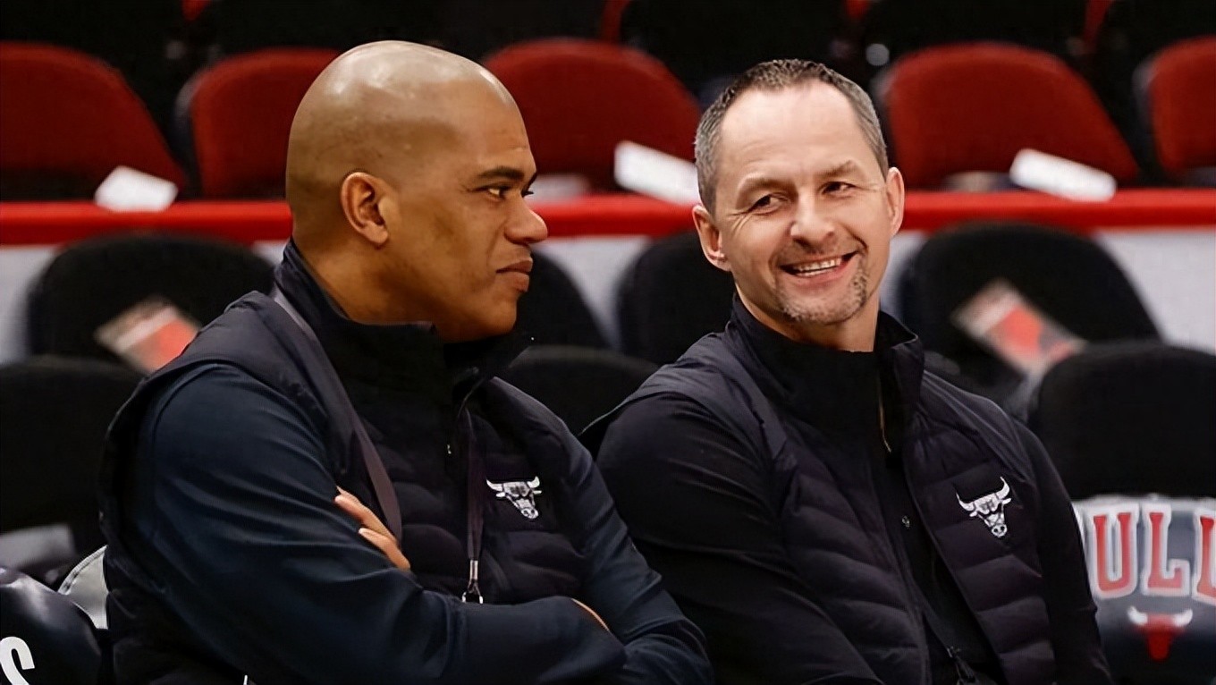 公牛官方宣布解雇两位高层管理人员！艾维事件促成最终决策，勇士前后两位总经理成为潜在人选