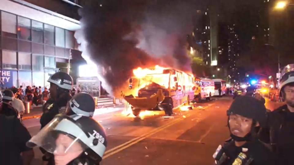 纽约夺冠狂欢之际发生暴力事件:一辆校车被焚毁,一名17岁少年中枪