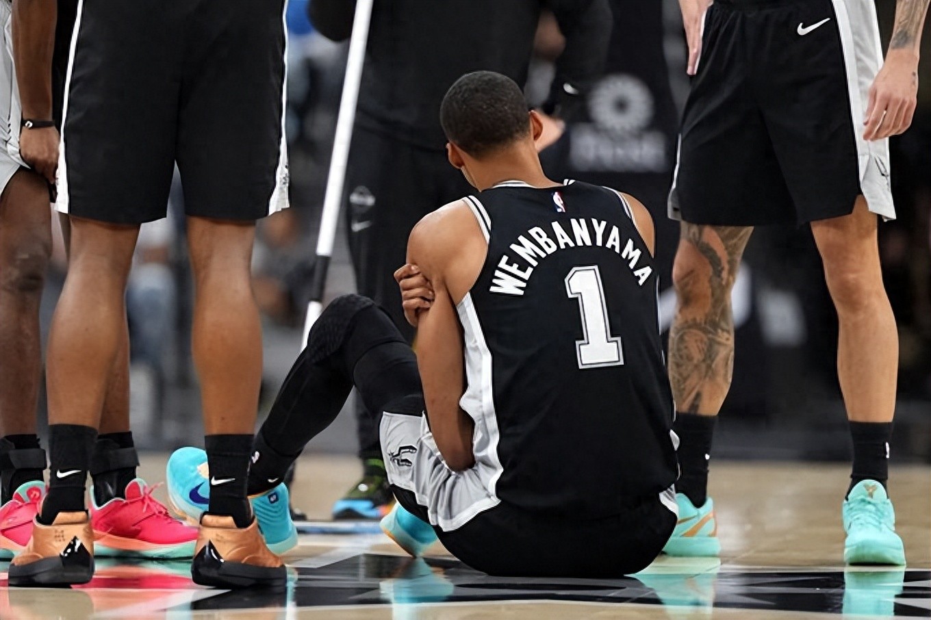 详细解读文班受伤对奖项评选的影响：剩余三场比赛只需参与一场，上场20分钟即可满足资格条件