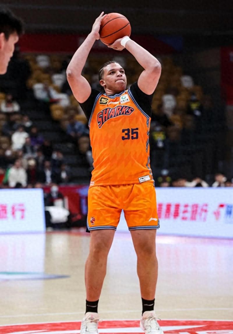 CBA春晚开场！胡明轩拿下11分，广东队险些创尴尬纪录，张镇麟贡献23分助上海队大胜