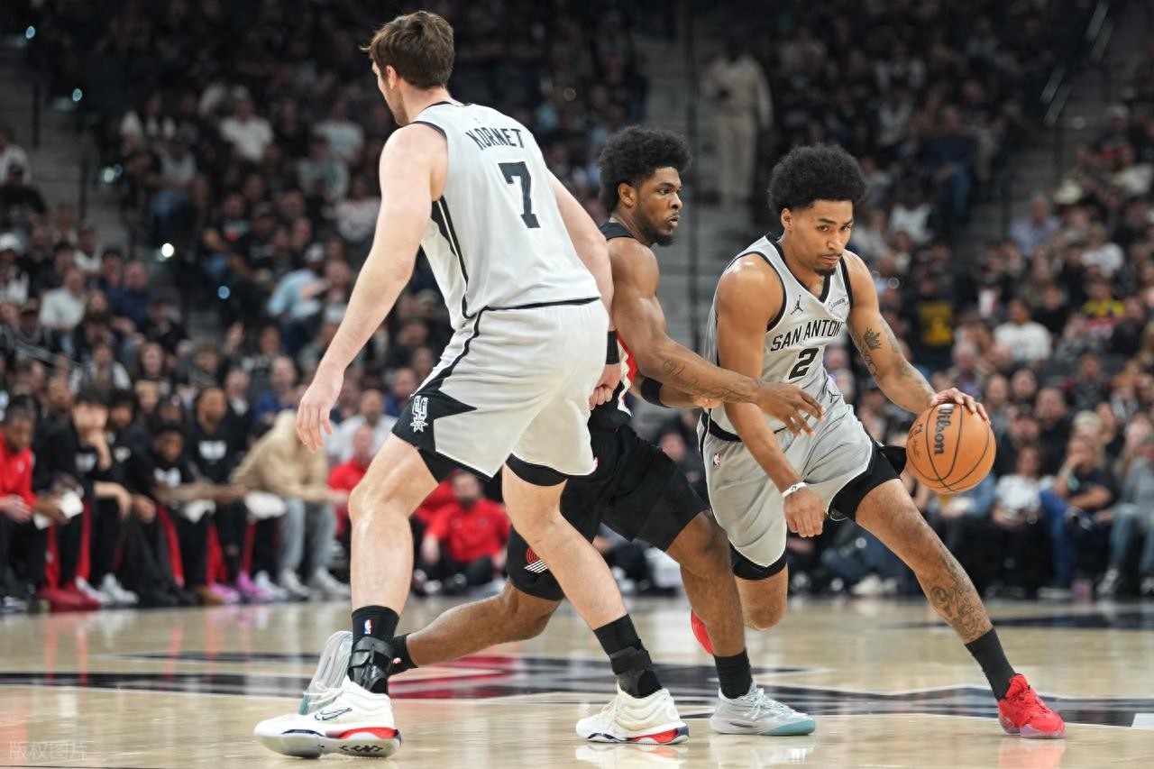 杨瀚森与文班亚马的对决未能上演！福克斯贡献25分7助攻，马刺六名球员得分上双轻松击败开拓者