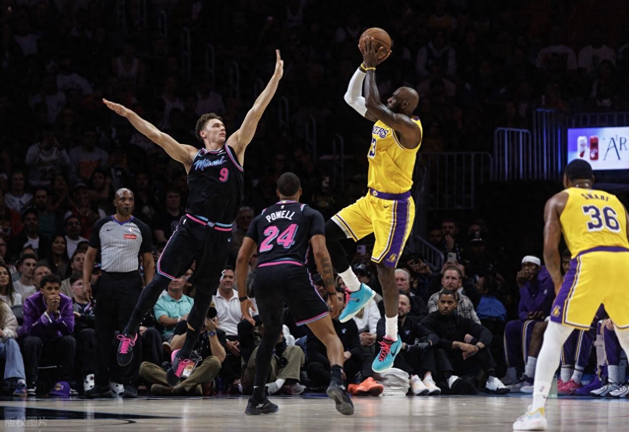 詹姆斯创下现役球员出场次数纪录，并列历史第一，东契奇斩获60分达成两项里程碑，湖人击败热火