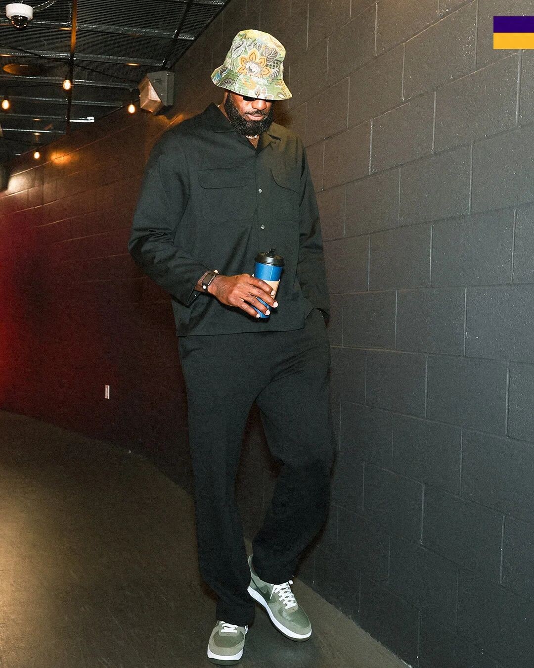 詹姆斯完成三双表现,湖人轻松战胜联盟排名倒数第二的奇才队,扣篮次数多到手臂发酸