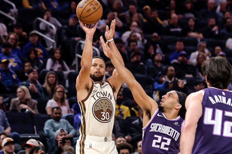 勇士击败国王终止四连败！库里替补登场贡献17分：79秒内连进两记三分加罚球