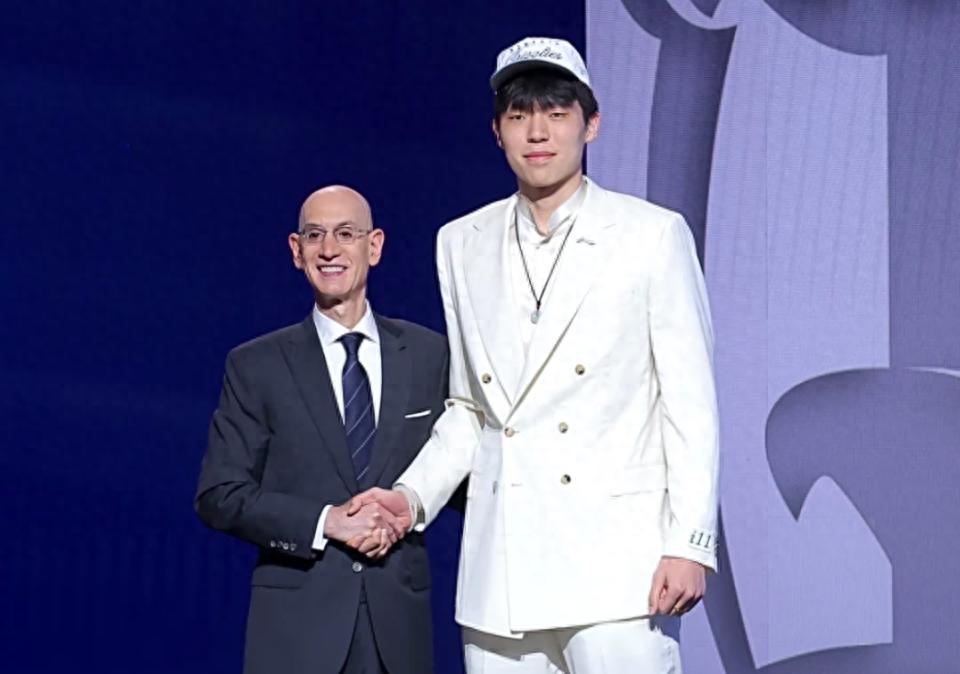 美国媒体重新评估2025年选秀：杨瀚森跌出首轮，弗拉格稳居状元，克努佩尔位列榜眼