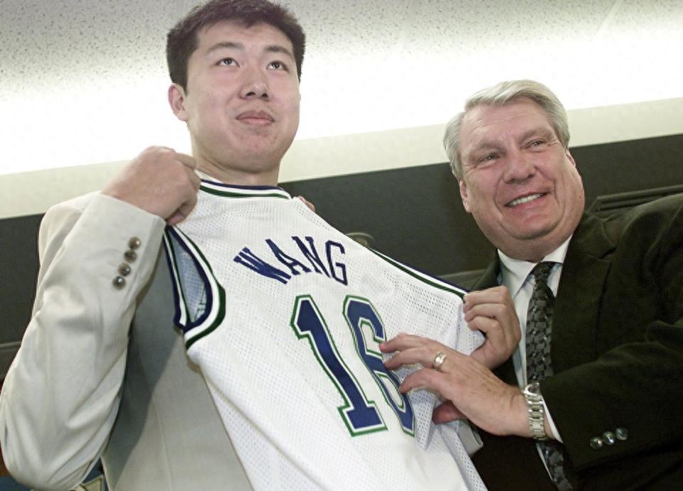 王治郅:老尼尔森为我开启了通往NBA的道路,感谢他给予中国篮球的无私帮助。