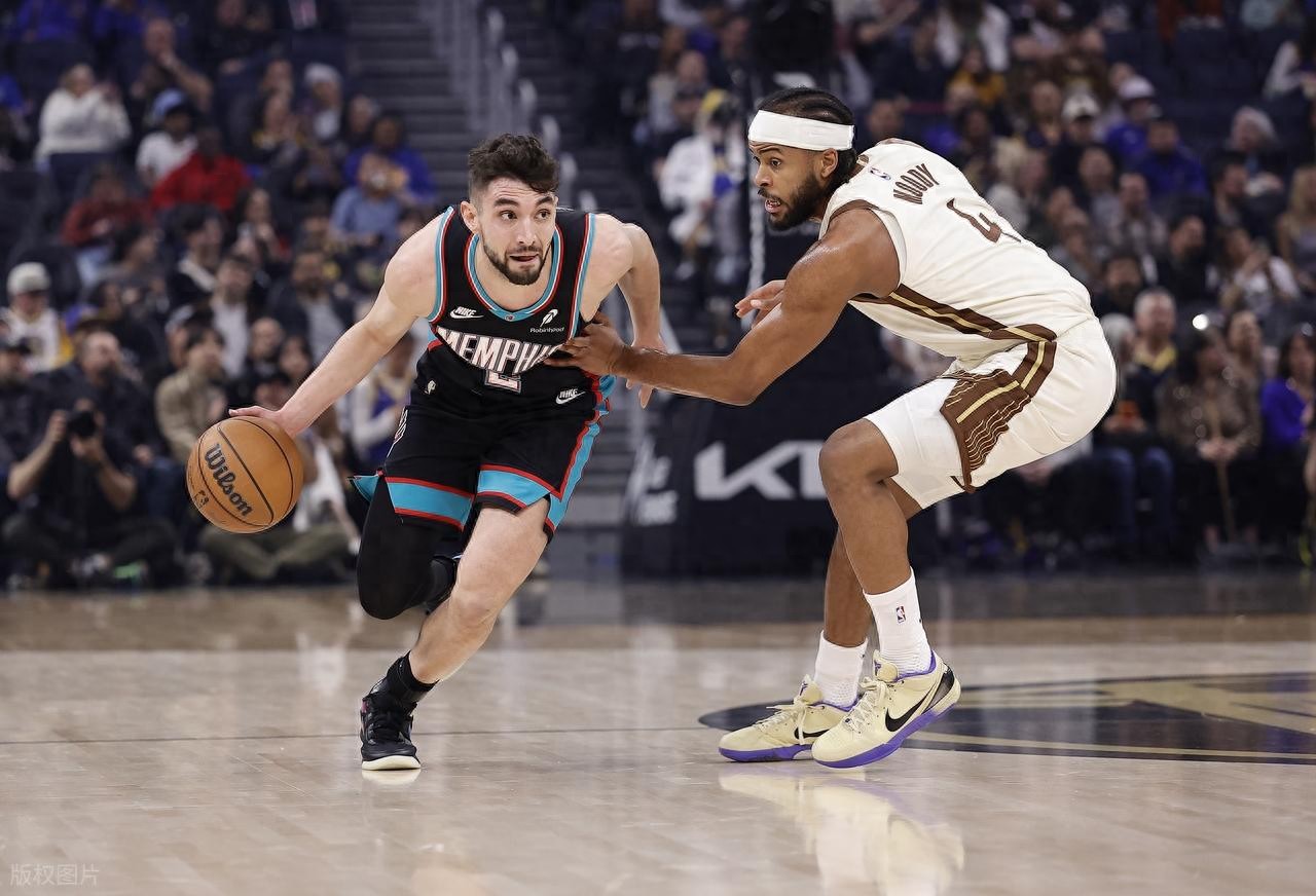 全员出战毫无惧色,尽管库里缺席!桑托斯绝杀,全队7人得分上双,勇士送给灰熊三连败