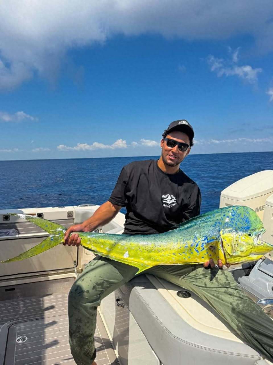 西蒙斯晒出钓鱼成果引发热议！球迷羡慕不已：拥有两亿美元过上最惬意的生活