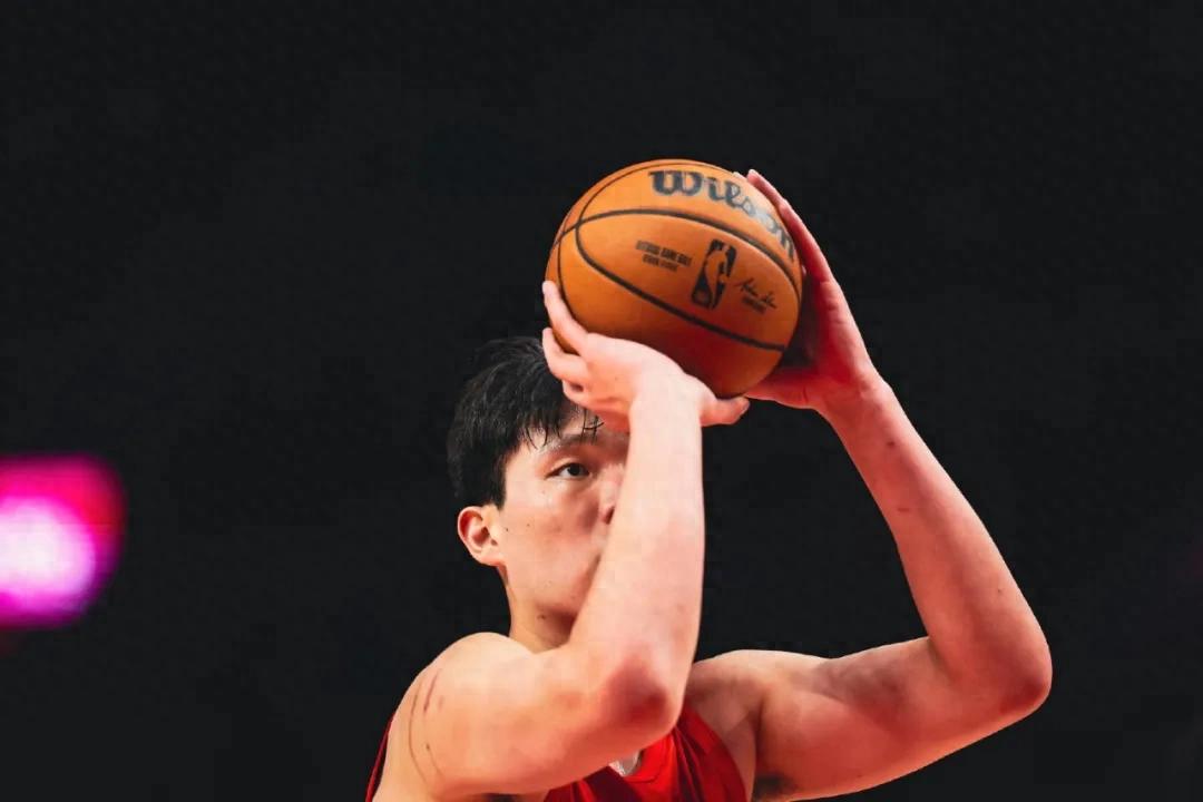 杨瀚森的首个技术犯规，多少有些冤枉