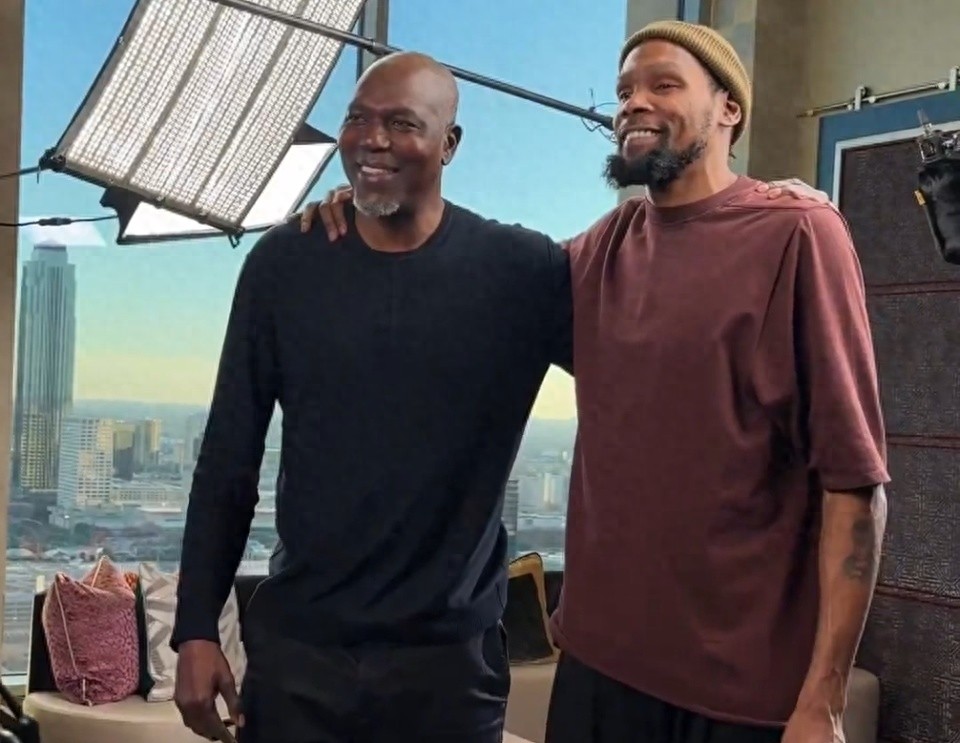 杜兰特专访奥拉朱旺!向“大梦”请教梦幻脚步,未来盼望在火箭退役球衣