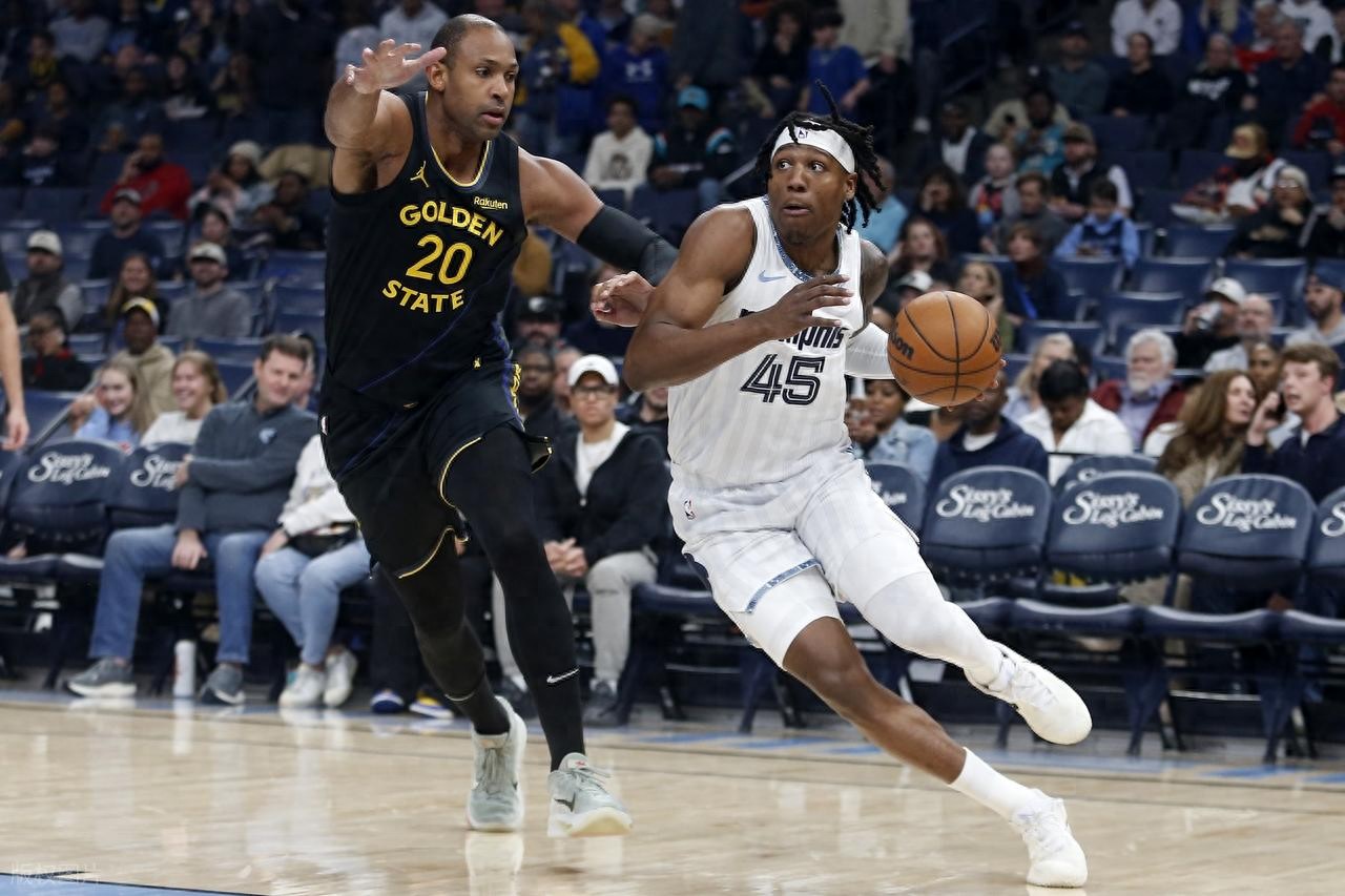 库里缺阵也无所畏惧！全队8人得分上双，狂投19记三分，平民勇士大胜灰熊