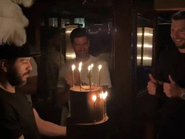 东契奇迎来27岁生日庆典！德约科维奇亲临现场意义非凡，卢卡尊称其为历史最佳