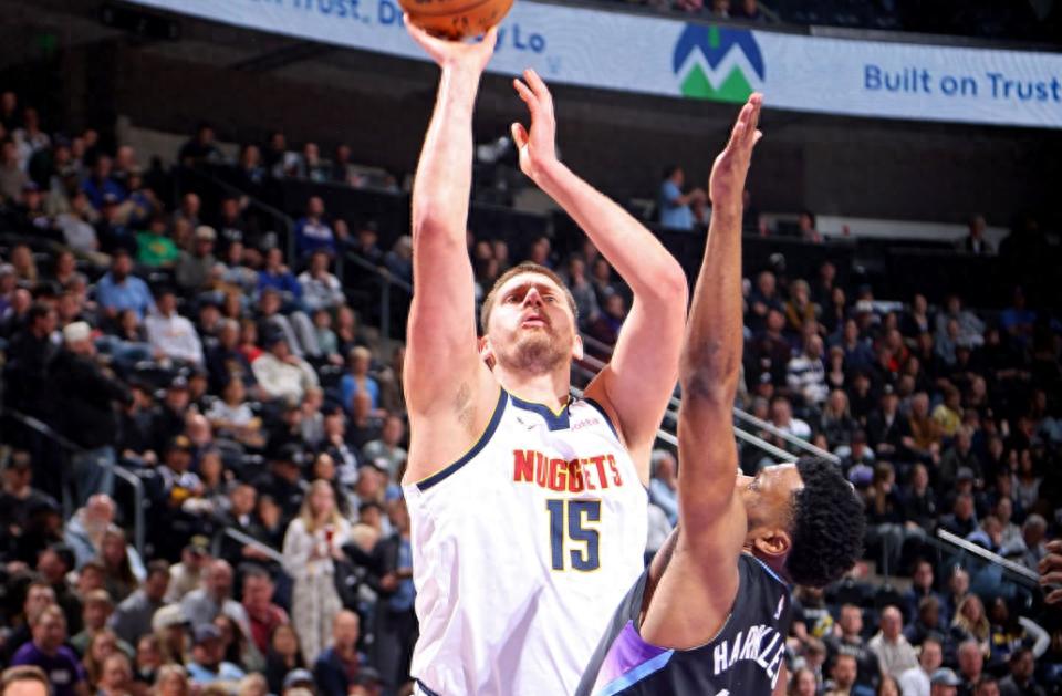 约基奇本应遭驱逐！掘金对阵爵士裁判报告揭示：两次误判双方各承受一次不利