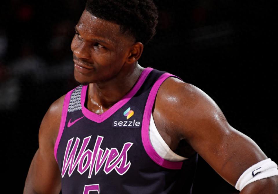 NBA官方公布两笔罚单：爱德华兹与贝恩因将球猛力掷向观众席 各被处罚25000美元