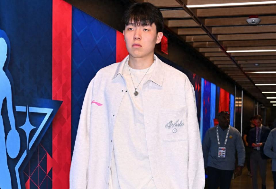 瀚森已从伤病名单中移除，身体状况良好！随队记者表示其未获上场机会并不令人意外：开拓者主要采用小个阵容打法