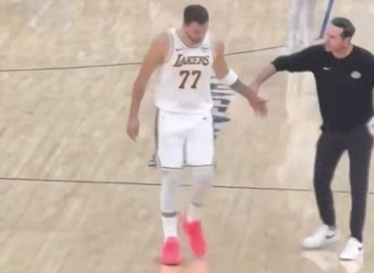 湖人队内爆发冲突！东契奇与主教练公开争执！双方激烈对峙！