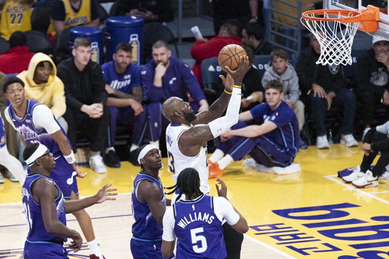 迎战火箭！詹姆斯贡献18分，八村塁与艾顿双双斩获两双，湖人轻取爵士稳居西部第四