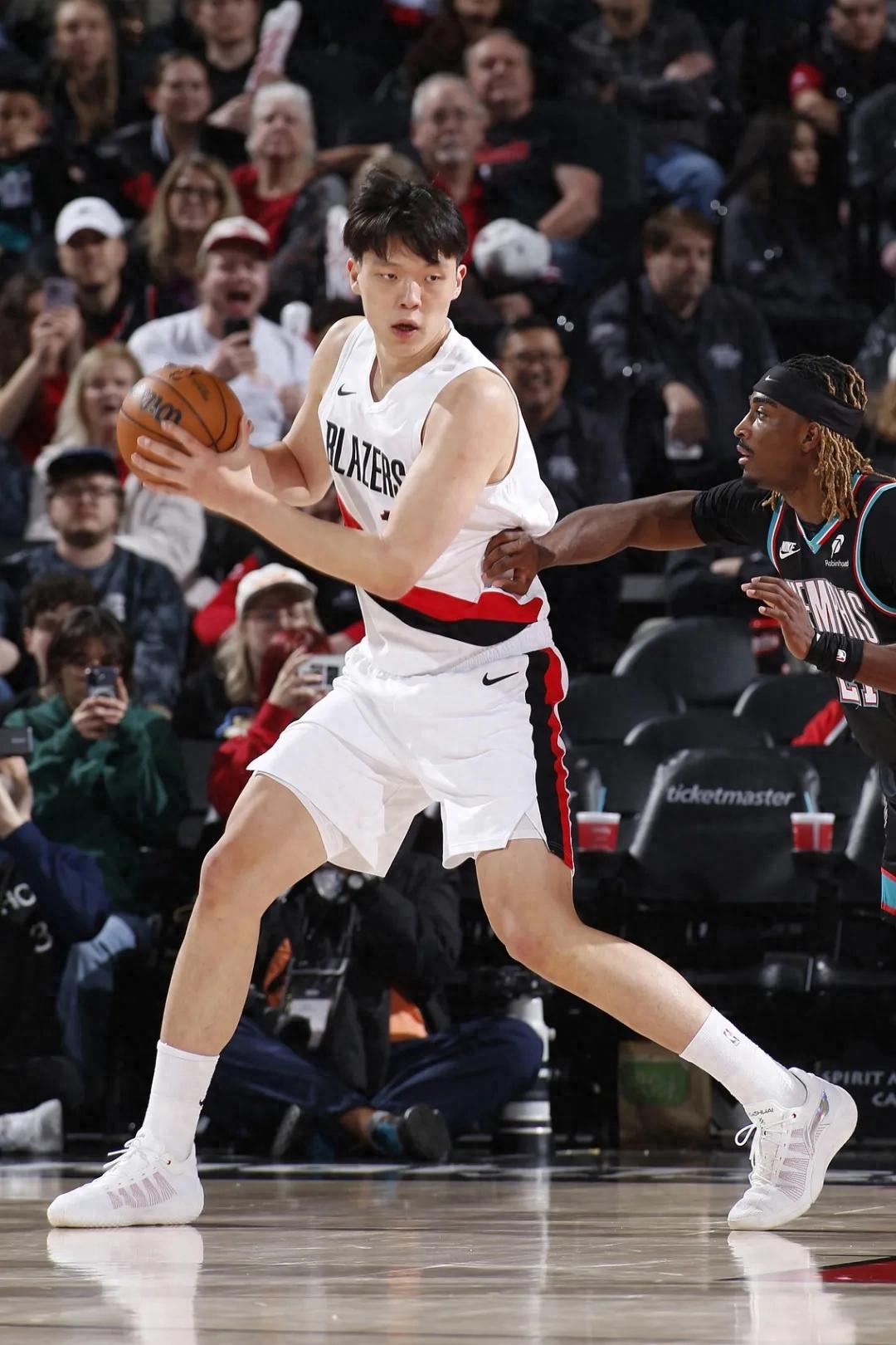 三分钟内三次犯规,杨瀚森的处境异常艰难