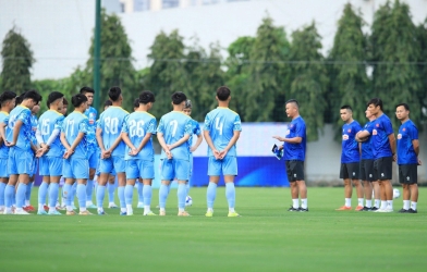 越南U23国家队在教练丁鸿荣指导下进行了首次训练