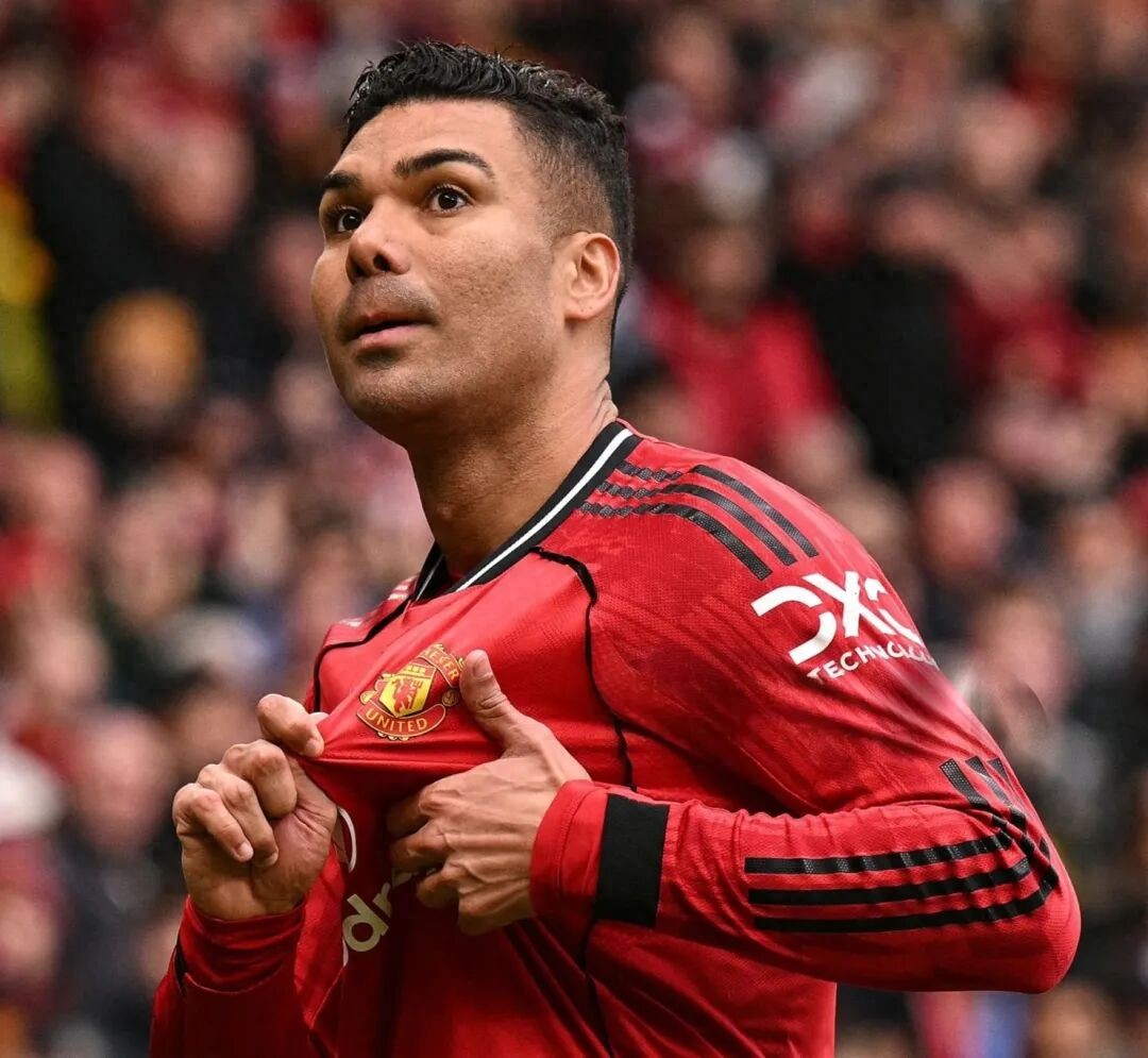 曼联主场七万名球迷齐声呼喊卡塞米罗再战一年！表现越佳离队可能越大，拉爵态度坚决