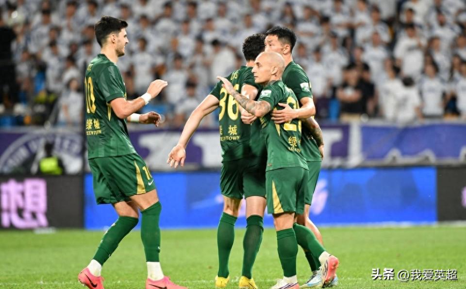 武汉三镇十人应战1-4惨败浙江,近五轮首次失利,剩余四轮仅领先降级区4分,李昂飞踹对手被红牌罚下
