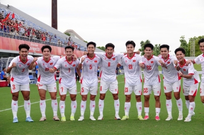 乌兹别克斯坦球迷在球队晋级2026年亚运会四分之一决赛后,齐声高呼越南U23的名字