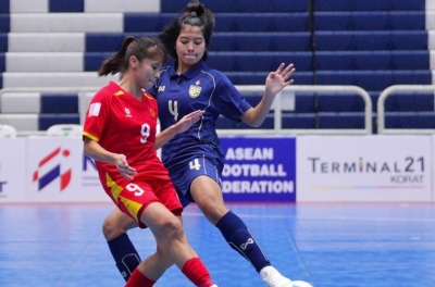 泰国球迷在击败越南队后情绪高涨，成功晋级地区决赛