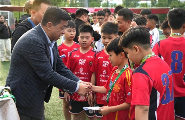 足球热情联结越俄青少年