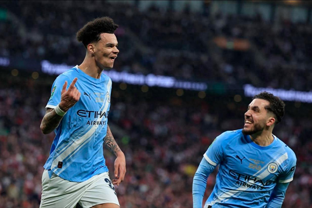 曼城核心球员头槌梅开二度 替补门将完美防守 2-0战胜阿森纳捧起联赛杯 瓜迪奥拉刷新历史纪录